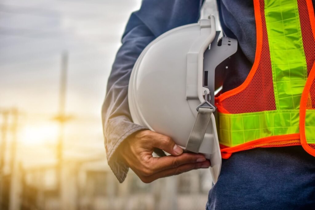 Profesional con casco y equipo de protección personal